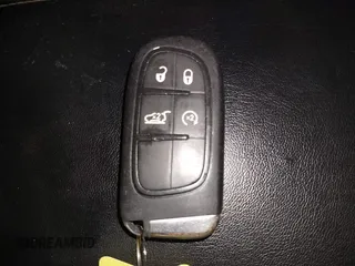 2015 Jeep Cherokee Latitude z VIN 1C4PJMCBXFW588169, wystawiony jako IAAI lot #42352710 z przebiegiem 175 650 mil mil oraz . Historia ofert i sprzedaży dostępna na DreamBid. Obrazek 11.