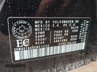 2019 Volkswagen Golf S z VIN 3VWG57AU8KM014204, wystawiony jako Copart lot #55767825 z przebiegiem 64 732 mil mil oraz Nie do naprawy • Non repairable. Historia ofert i sprzedaży dostępna na DreamBid. Obrazek 13.