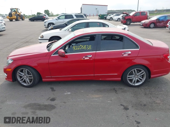 2013 Mercedes-Benz C 300 Sport с VIN WDDGF8AB1DA787560, выставлен на аукционе IAAI как лот 42275838 с пробегом 86 024 миль миль и . История ставок и продаж доступна на DreamBid. Изображение 14.