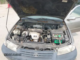 1998 Toyota Camry LE z VIN 4T1BG22K2WU278958, wystawiony jako IAAI lot #42422136 z przebiegiem 272 772 mil mil oraz . Historia ofert i sprzedaży dostępna na DreamBid. Obrazek 10.