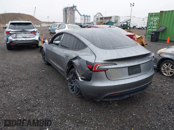 2025 Tesla Model 3 Long Range z VIN 5YJ3E1EA0SF906935, wystawiony jako IAAI lot #41915554 z przebiegiem 1 715 mil mil oraz . Historia ofert i sprzedaży dostępna na DreamBid. Obrazek 3.