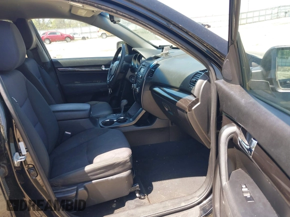 2011 Kia Sorento LX with VIN 5XYKT4A15BG183830, listed as a IAAI auction lot 42030175 with 210,713 mi miles. Bid and sale history available at carsss.com. Image 5.