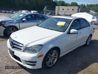 2014 Mercedes-Benz C 300 Sport z VIN WDDGF8AB0EA949700, wystawiony jako IAAI lot #42384242 z przebiegiem 136 445 mil mil oraz . Historia ofert i sprzedaży dostępna na DreamBid. Obrazek 2.