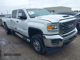 2018 GMC Sierra 2500HD z VIN 1GT12REY2JF256656, wystawiony jako IAAI lot #41901766 z przebiegiem 155 571 mil mil oraz . Historia ofert i sprzedaży dostępna na DreamBid. Obrazek 1.