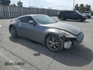 2014 Nissan 370Z z VIN JN1AZ4EH0EM630751, wystawiony jako Copart lot #51489825 z przebiegiem 125 107 mil mil oraz Czysty tytuł • Clean title. Historia ofert i sprzedaży dostępna na DreamBid. Obrazek 4.