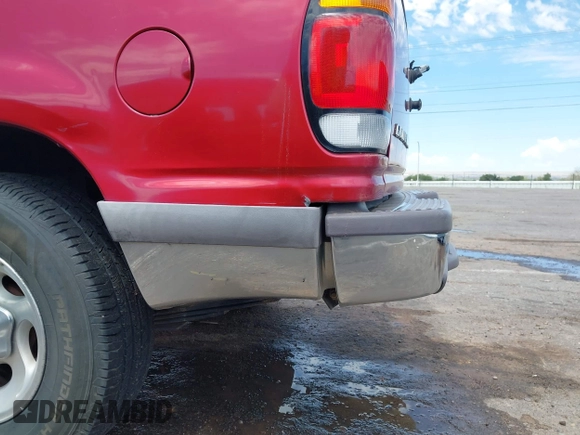 1996 Ford Explorer XLT z VIN 1FMDU32P9TZA66446, wystawiony jako IAAI lot #42643571 z przebiegiem 174 927 mil mil oraz . Historia ofert i sprzedaży dostępna na DreamBid. Obrazek 13.