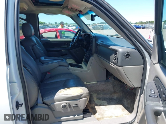2003 Chevrolet Suburban LT z VIN 3GNFK16Z33G308805, wystawiony jako IAAI lot #42612393 z przebiegiem 205 213 mil mil oraz . Historia ofert i sprzedaży dostępna na DreamBid. Obrazek 5.