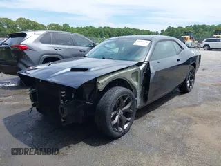 2018 Dodge Challenger SXT z VIN 2C3CDZAG1JH143140, wystawiony jako IAAI lot #42289674 z przebiegiem 79 764 mil mil oraz . Historia ofert i sprzedaży dostępna na DreamBid. Obrazek 19.