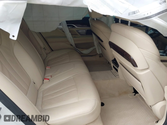 2017 BMW 7 Series 740i z VIN WBA7E2C53HG740273, wystawiony jako IAAI lot #42475769 z przebiegiem Nie podano mil oraz . Historia ofert i sprzedaży dostępna na DreamBid. Obrazek 8.