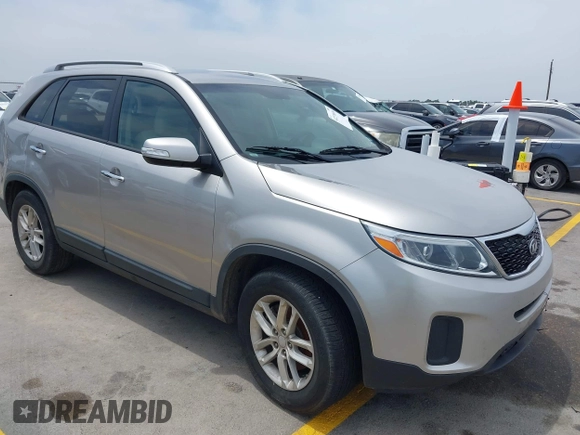 2014 Kia Sorento LX z VIN 5XYKT4A7XEG460996, wystawiony jako IAAI lot #42270696 z przebiegiem 105 677 mil mil oraz . Historia ofert i sprzedaży dostępna na DreamBid. Obrazek 1.