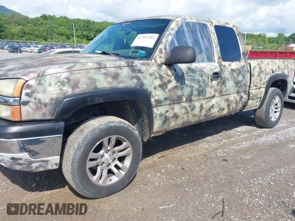 2005 Chevrolet Silverado 1500 Work Truck z VIN 1GCEK19V15Z101751, wystawiony jako IAAI lot #42387202 z przebiegiem 332 808 mil mil oraz . Historia ofert i sprzedaży dostępna na DreamBid. Obrazek 2.
