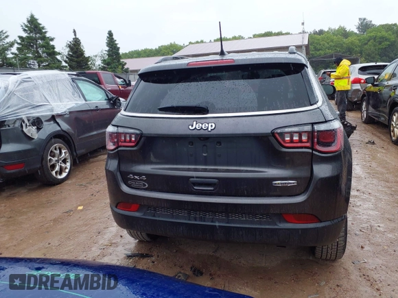 2018 Jeep Compass Latitude z VIN 3C4NJDBB0JT185244, wystawiony jako IAAI lot #42341860 z przebiegiem 64 533 mil mil oraz . Historia ofert i sprzedaży dostępna na DreamBid. Obrazek 16.