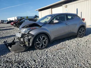 2019 Toyota C-HR XLE z VIN NMTKHMBX6KR070507, wystawiony jako Copart lot #50090175 z przebiegiem 109 471 mil mil oraz Szkody całkowita. Historia ofert i sprzedaży dostępna na DreamBid. Obrazek 1.