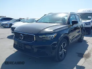 2025 Volvo XC40 Core Bright Theme z VIN YV4L12UJ1S2557593, wystawiony jako IAAI lot #42013569 z przebiegiem 1779 mil mil oraz . Historia ofert i sprzedaży dostępna na DreamBid. Obrazek 2.