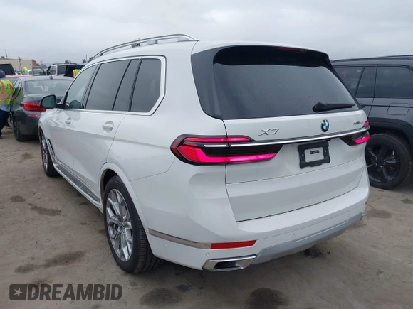 2025 BMW X7 xDrive40i z VIN 5UX23EM06S9X93597, wystawiony jako IAAI lot #42182551 z przebiegiem 6933 mil mil oraz . Historia ofert i sprzedaży dostępna na DreamBid. Obrazek 3.