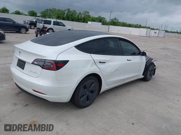 2022 Tesla Model 3 Long Range z VIN 5YJ3E1EBXNF246318, wystawiony jako IAAI lot #42131425 z przebiegiem 32 096 mil mil oraz . Historia ofert i sprzedaży dostępna na DreamBid. Obrazek 4.