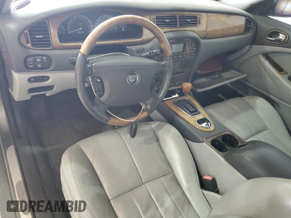 2003 Jaguar S-Type z VIN SAJEA01U93HM88490, wystawiony jako Copart lot #55721795 z przebiegiem 192 773 mil mil oraz Tytuł czysty. Historia ofert i sprzedaży dostępna na DreamBid. Obrazek 8.
