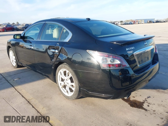 2013 Nissan Maxima S z VIN 1N4AA5AP2DC823212, wystawiony jako IAAI lot #41195799 z przebiegiem 216 924 mil mil oraz . Historia ofert i sprzedaży dostępna na DreamBid. Obrazek 3.