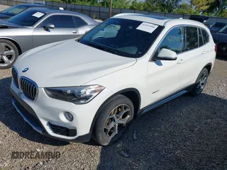 2018 BMW X1 xDrive28i z VIN WBXHT3C34J5F89162, wystawiony jako IAAI lot #42254400 z przebiegiem 131 979 mil mil oraz . Historia ofert i sprzedaży dostępna na DreamBid. Obrazek 18.