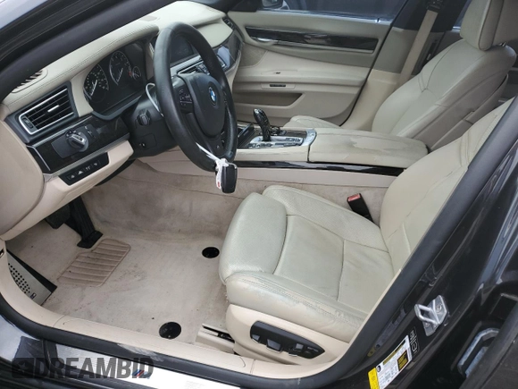 2013 BMW 7 Series 750Li z VIN WBAYE8C57DD133232, wystawiony jako Copart lot #86054494 z przebiegiem 118 438 mil mil oraz Szkoda całkowita • Salvage title. Historia ofert i sprzedaży dostępna na DreamBid. Obrazek 7.