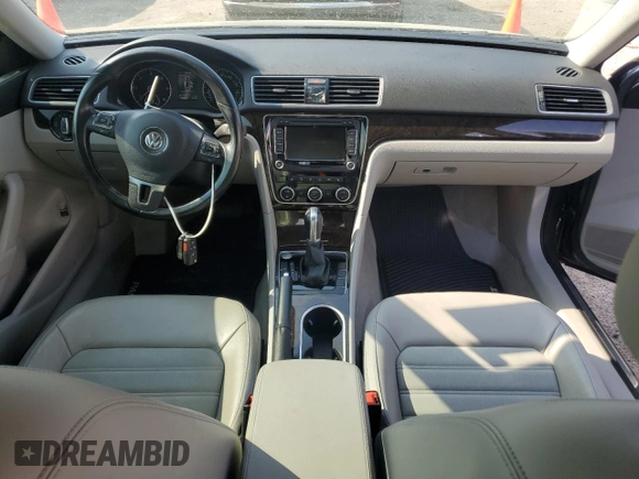 2015 Volkswagen Passat SEL Premium z VIN 1VWCV7A33FC070144, wystawiony jako Copart lot #56777395 z przebiegiem 115 667 mil mil oraz Nie do naprawy • Non repairable. Historia ofert i sprzedaży dostępna na DreamBid. Obrazek 9.