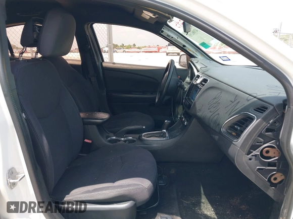 2014 Chrysler 200 LX z VIN 1C3CCBAB3EN207688, wystawiony jako IAAI lot #42086295 z przebiegiem 137 547 mil mil oraz . Historia ofert i sprzedaży dostępna na DreamBid. Obrazek 5.