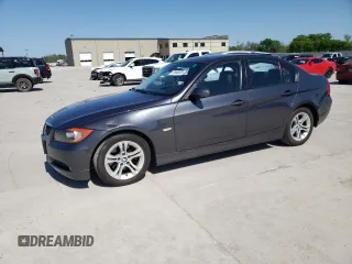 2008 BMW 3 Series 328i z VIN WBAVA37508NL44610, wystawiony jako Copart lot #51985875 z przebiegiem 94 745 mil mil oraz Czysty tytuł • Clean title. Historia ofert i sprzedaży dostępna na DreamBid. Obrazek 1.