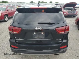 2019 Kia Sorento EX z VIN 5XYPHDA53KG457567, wystawiony jako Copart lot #57665945 z przebiegiem 150 392 mil mil oraz Czysty tytuł • Clean title. Historia ofert i sprzedaży dostępna na DreamBid. Obrazek 6.
