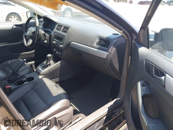 2013 Volkswagen Jetta SE z VIN 3VWDX7AJ8DM256805, wystawiony jako IAAI lot #42457900 z przebiegiem 236 442 mil mil oraz . Historia ofert i sprzedaży dostępna na DreamBid. Obrazek 5.