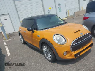 2015 MINI Hardtop S z VIN WMWXP7C50F2A58777, wystawiony jako IAAI lot #42494572 z przebiegiem 88 637 mil mil oraz . Historia ofert i sprzedaży dostępna na DreamBid. Obrazek 1.