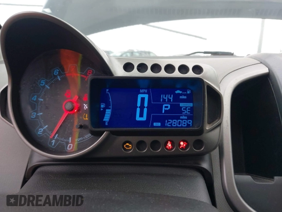 2012 Chevrolet Sonic LTZ z VIN 1G1JE6SH3C4197084, wystawiony jako IAAI lot #41308835 z przebiegiem 128 089 mil mil oraz . Historia ofert i sprzedaży dostępna na DreamBid. Obrazek 7.