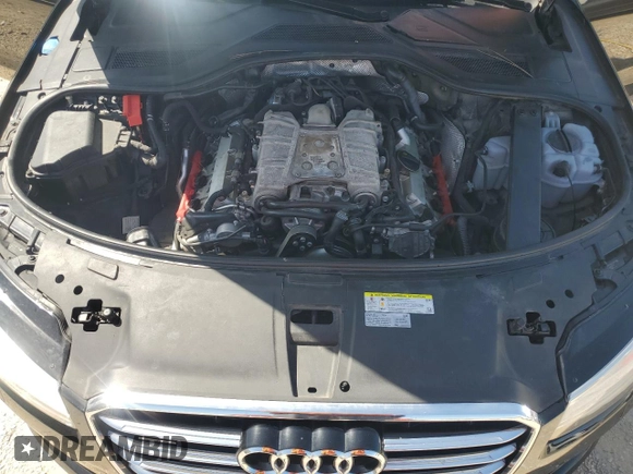 2018 Audi A8 z VIN WAU44AFD0JN000782, wystawiony jako Copart lot #68575924 z przebiegiem 99 098 mil mil oraz Nie do naprawy • Non repairable. Historia ofert i sprzedaży dostępna na DreamBid. Obrazek 14.