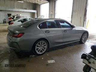 2024 BMW 3 Series 330i xDrive z VIN 3MW89FF03R8E39440, wystawiony jako Copart lot #58980965 z przebiegiem 32 699 mil mil oraz Czysty tytuł • Clean title. Historia ofert i sprzedaży dostępna na DreamBid. Obrazek 3.