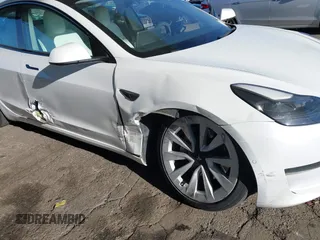 2022 Tesla Model 3 Long Range z VIN 5YJ3E1EB4NF331218, wystawiony jako IAAI lot #41827613 z przebiegiem 84 088 mil mil oraz . Historia ofert i sprzedaży dostępna na DreamBid. Obrazek 6.