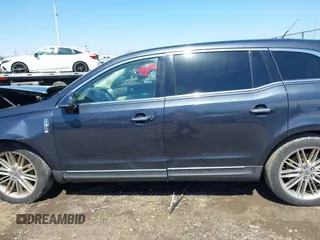 2014 Lincoln MKT EcoBoost z VIN 2LMHJ5ATXEBL57360, wystawiony jako IAAI lot #41976182 z przebiegiem 126 676 mil mil oraz . Historia ofert i sprzedaży dostępna na DreamBid. Obrazek 15.