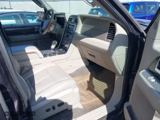 2007 Lincoln Navigator with VIN 5LMFU28577LJ18297, listed as a IAAI auction lot 41683240 with 209,175 mi miles. Bid and sale history available at carsss.com. Image 5.