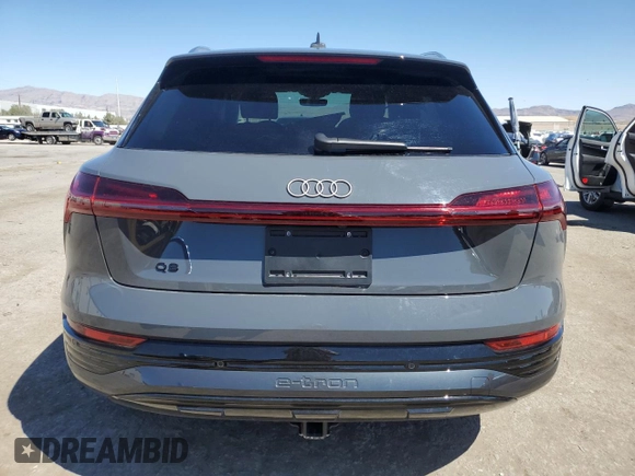 2024 Audi Q8 e-tron Premium Plus z VIN WA15AAGE0RB057434, wystawiony jako Copart lot #68937884 z przebiegiem 1 487 mil mil oraz Szkoda całkowita • Salvage title. Historia ofert i sprzedaży dostępna na DreamBid. Obrazek 6.