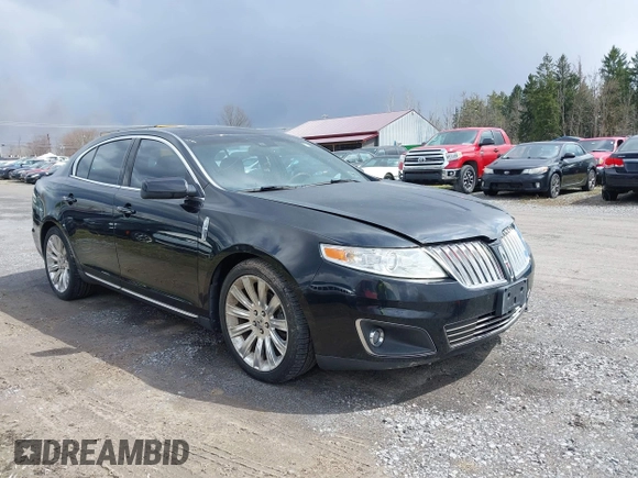 2011 Lincoln MKS EcoBoost z VIN 1LNHL9FTXBG600398, wystawiony jako IAAI lot #42375350 z przebiegiem 114 274 mil mil oraz . Historia ofert i sprzedaży dostępna na DreamBid. Obrazek 1.