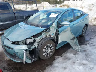 2022 Toyota Prius LE with VIN JTDL9MFUXN3040161, listed as a IAAI auction lot 41634231 with 8,437 mi miles. Bid and sale history available at carsss.com. Image 2.