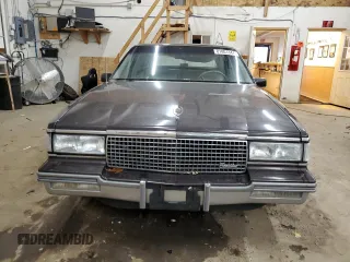 1988 Cadillac Fleetwood z VIN 1G6CB5152J4260475, wystawiony jako Copart lot #81801344 z przebiegiem 132 804 mil mil oraz Czysty tytuł • Clean title. Historia ofert i sprzedaży dostępna na DreamBid. Obrazek 5.