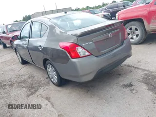 2016 Nissan Versa S Plus z VIN 3N1CN7AP7GL890158, wystawiony jako IAAI lot #42490338 z przebiegiem 180 520 mil mil oraz . Historia ofert i sprzedaży dostępna na DreamBid. Obrazek 3.