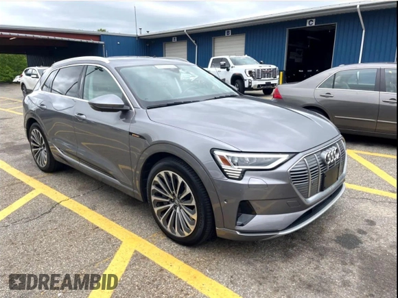 2019 Audi e-tron Prestige z VIN WA1VABGE0KB011XXX, wystawiony jako Copart lot #58495745 z przebiegiem 66 764 mil mil oraz Czysty tytuł • Clean title. Historia ofert i sprzedaży dostępna na DreamBid. Obrazek 1.