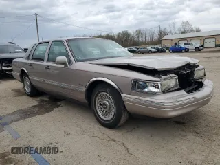 1995 Lincoln Town Car Executive z VIN 1LNLM81W4SY748883, wystawiony jako Copart lot #51976375 z przebiegiem 123 506 mil mil oraz Szkody całkowita. Historia ofert i sprzedaży dostępna na DreamBid. Obrazek 4.