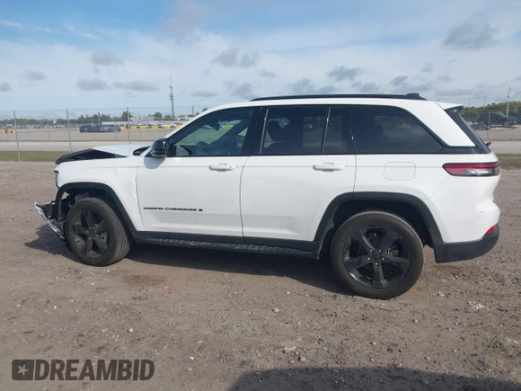 2023 Jeep Grand Cherokee Altitude z VIN 1C4RJHAG5PC609379, wystawiony jako IAAI lot #41599379 z przebiegiem 16 151 mil mil oraz . Historia ofert i sprzedaży dostępna na DreamBid. Obrazek 14.