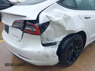 2023 Tesla Model 3 Performance z VIN 5YJ3E1EC8PF487550, wystawiony jako IAAI lot #42093712 z przebiegiem 27 305 mil mil oraz . Historia ofert i sprzedaży dostępna na DreamBid. Obrazek 22.