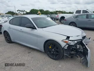 2021 Alfa Romeo Giulia z VIN ZARFAMAN8M7647659, wystawiony jako IAAI lot #41721671 z przebiegiem 49 213 mil mil oraz . Historia ofert i sprzedaży dostępna na DreamBid. Obrazek 1.