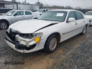 1999 Lincoln Town Car Signature z VIN 1LNHM82WXXY673201, wystawiony jako IAAI lot #41257677 z przebiegiem Nie podano mil oraz . Historia ofert i sprzedaży dostępna na DreamBid. Obrazek 2.
