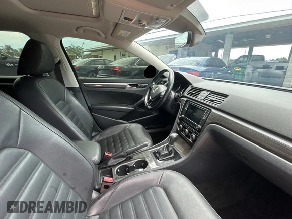 2018 Volkswagen Passat SEL Premium z VIN 1VWCA7A30JC015249, wystawiony jako Copart lot #59337915 z przebiegiem 115 645 mil mil oraz Czysty tytuł • Clean title. Historia ofert i sprzedaży dostępna na DreamBid. Obrazek 5.