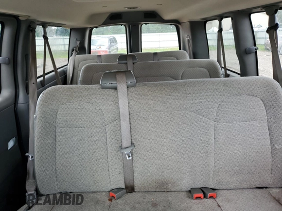 2017 Chevrolet Express Passenger LT z VIN 1GAZGMFG3H1258512, wystawiony jako Copart lot #62822304 z przebiegiem 56 009 mil mil oraz Nie do naprawy • Non repairable. Historia ofert i sprzedaży dostępna na DreamBid. Obrazek 10.