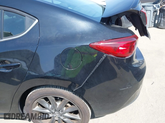 2018 Mazda 3 Touring z VIN 3MZBN1V33JM276803, wystawiony jako IAAI lot #42100422 z przebiegiem 41 802 mil mil oraz . Historia ofert i sprzedaży dostępna na DreamBid. Obrazek 19.